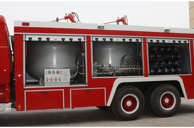 重汽豪沃后雙橋6噸干粉消防車