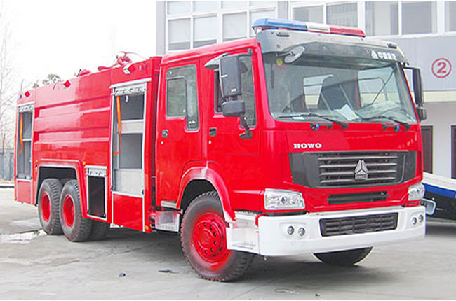 重汽后雙橋泡沫消防車頭部右側(cè)圖片
