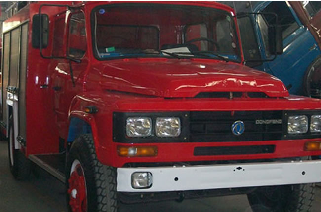 東風(fēng)140尖頭泡沫消防車頭部右側(cè)圖片