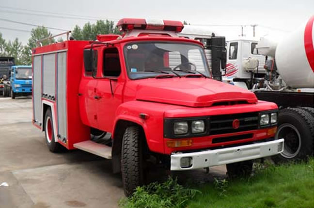 東風(fēng)140尖頭水罐消防車