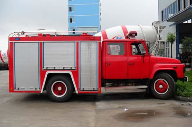 東風(fēng)140尖頭水罐消防車正側(cè)面圖片