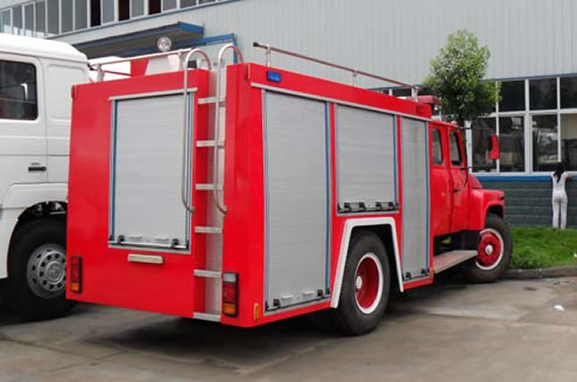 東風(fēng)140尖頭水罐消防車尾部圖片