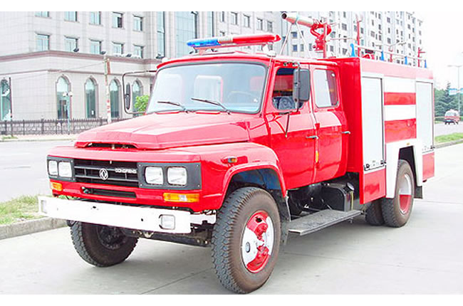 東風(fēng)140單橋水罐消防車頭部側(cè)面圖片