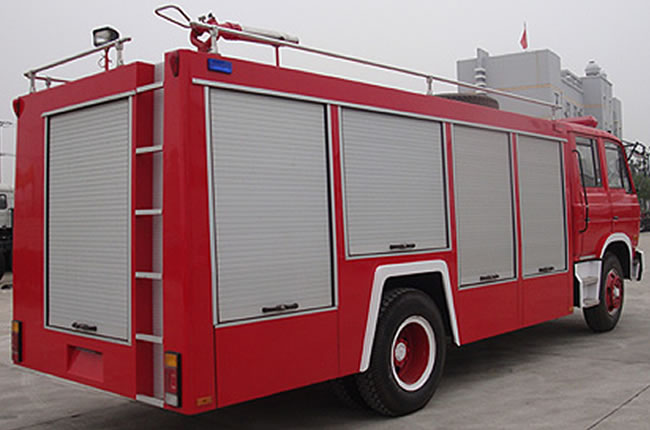 東風(fēng)153水罐消防車尾部側(cè)面圖片