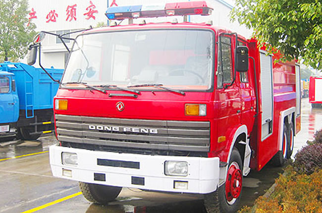 東風(fēng)后雙橋水罐消防車頭部圖片