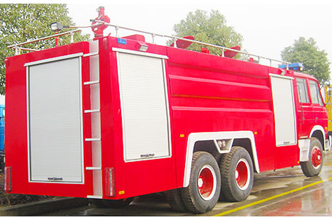 東風(fēng)后雙橋水罐消防車尾部側(cè)面圖片