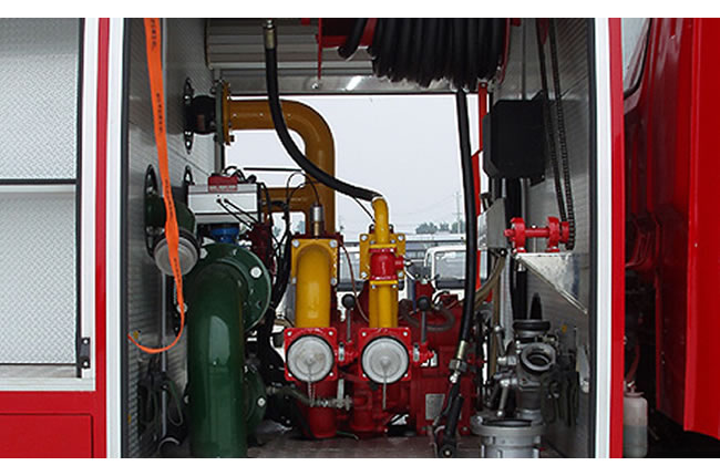 東風(fēng)天錦水罐消防車車內(nèi)詳解圖片