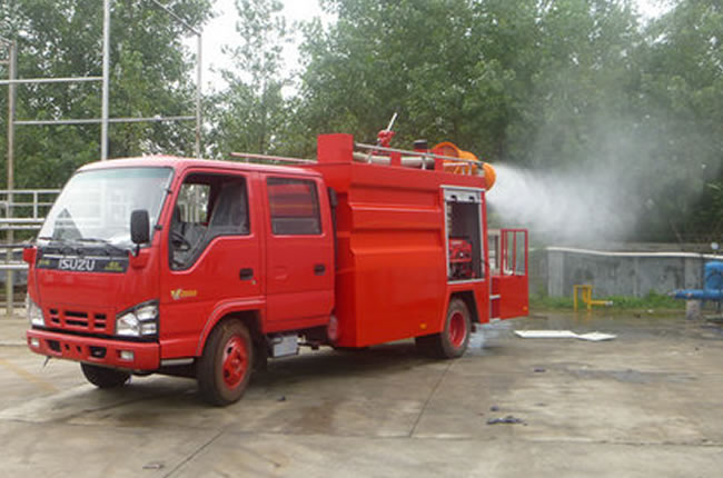 五十鈴水罐噴藥消防車工作噴灑圖片