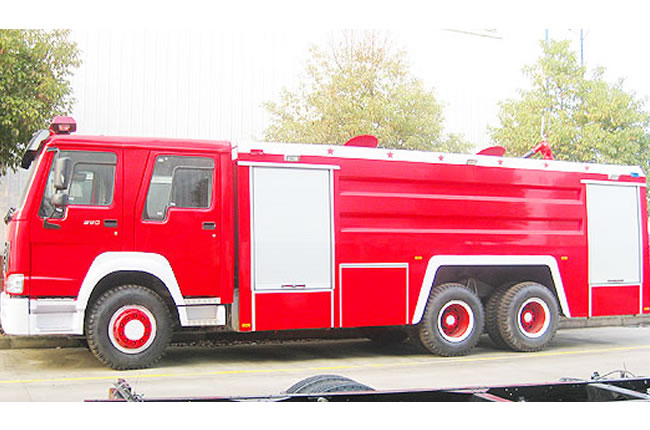 重汽豪沃后雙橋水罐消防車正側(cè)面遠(yuǎn)處圖片