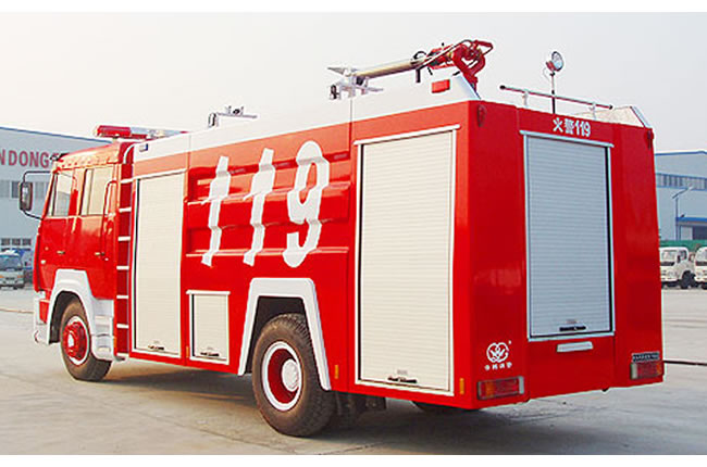 重汽斯太爾水罐消防車尾部側(cè)面圖片