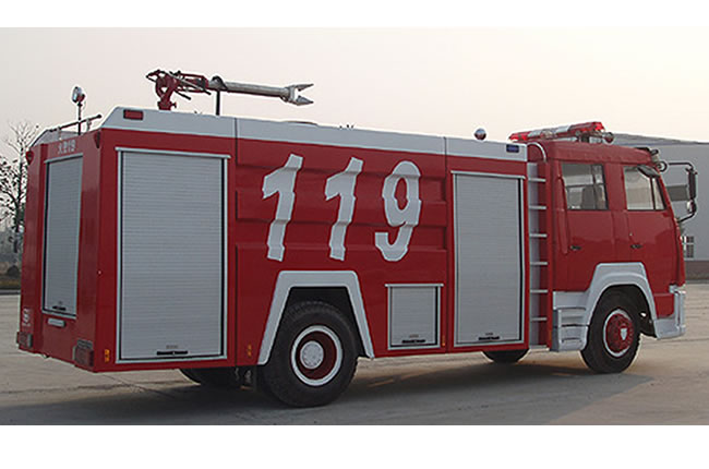 斯太爾單橋A類泡沫消防車尾部側(cè)面圖片