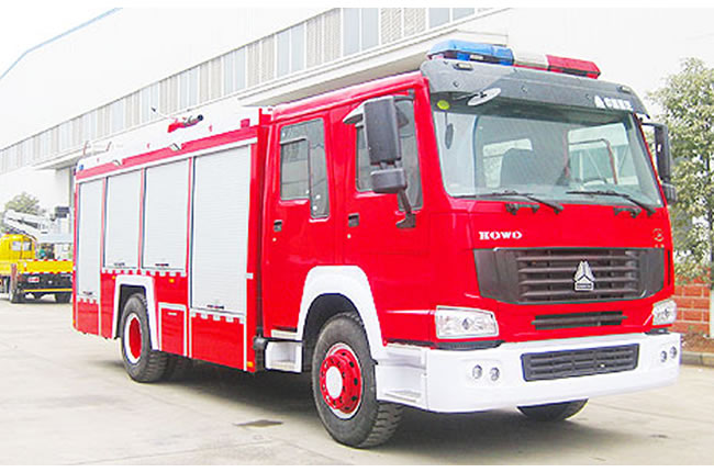 重汽豪沃單橋泡沫消防車