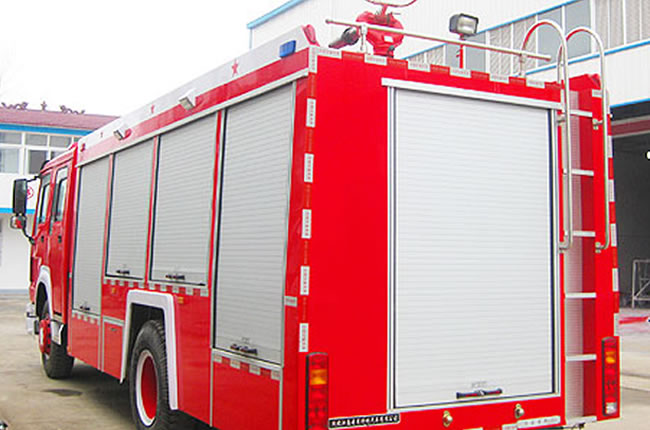 重汽豪沃單橋泡沫消防車尾部圖片