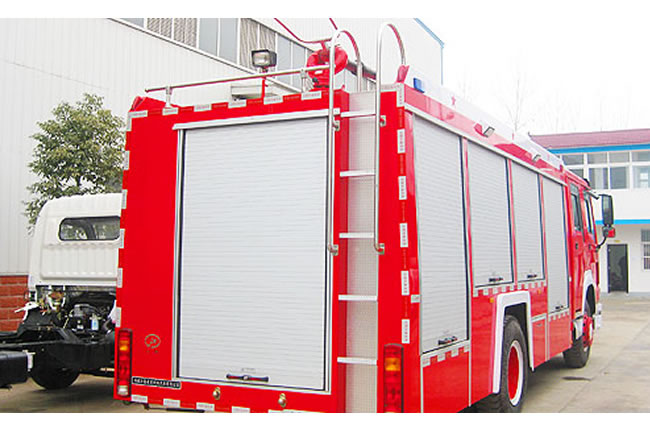重汽豪沃單橋泡沫消防車尾部側(cè)面圖片