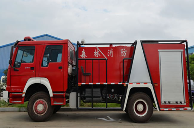 重汽豪沃森林消防車6-8方