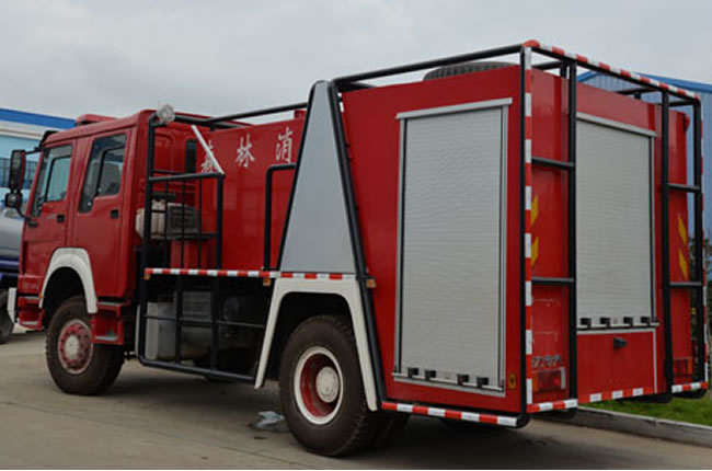 重汽豪沃單橋森林消防車尾部圖片