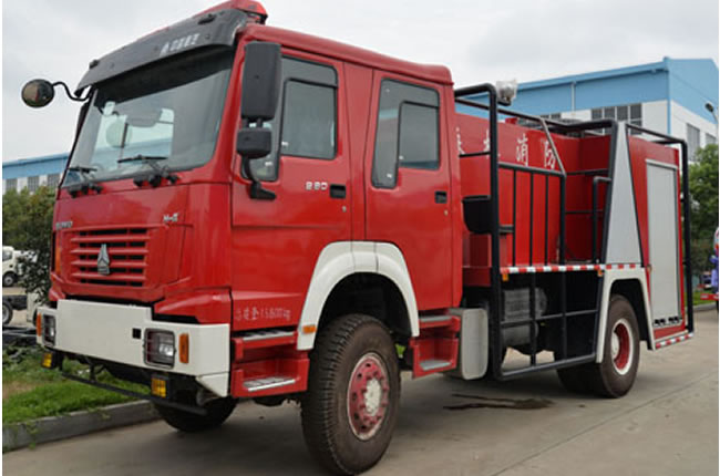重汽豪沃單橋森林消防車頭部側(cè)面圖片