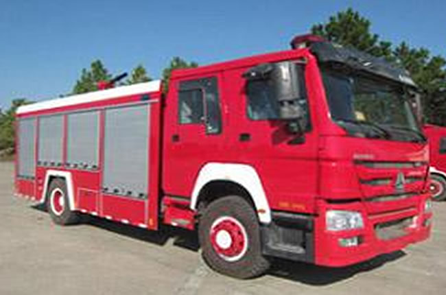 重汽單橋8方型泡沫消防車