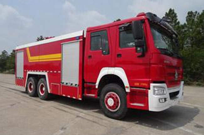 重汽豪沃12方泡沫消防車