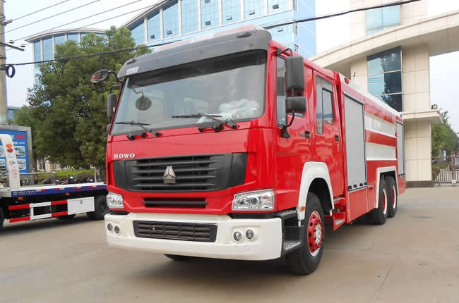 重汽豪沃8方水罐消防車