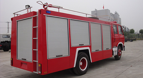 東風(fēng)153水罐消防車(chē)尾部側(cè)面展示圖片