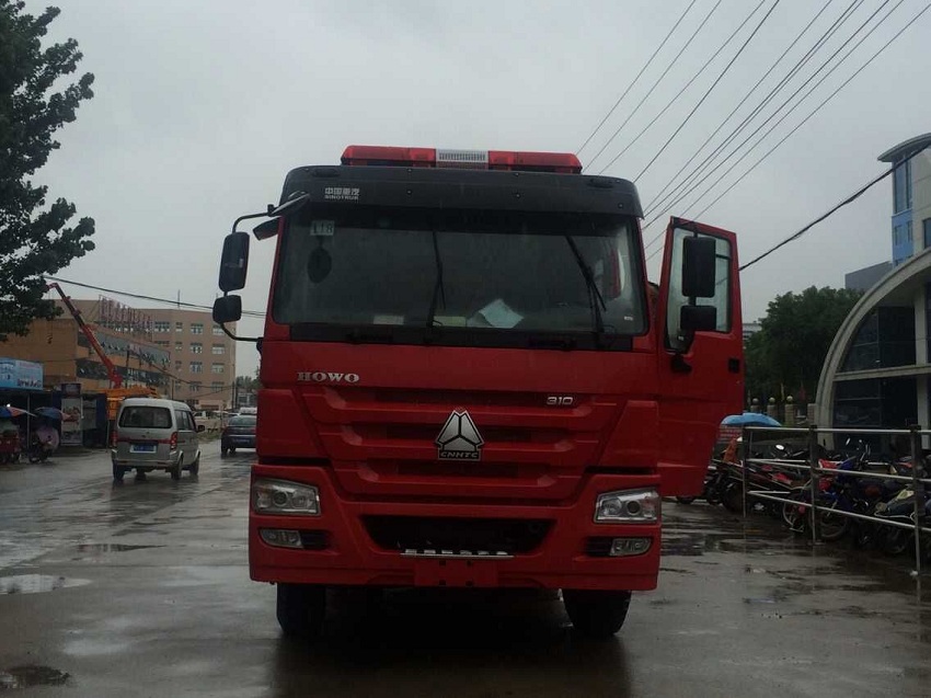 重汽豪沃后八輪消防車車頭展示圖片