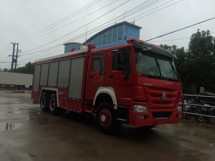 重汽豪沃后八輪消防車側(cè)面臉部圖片
