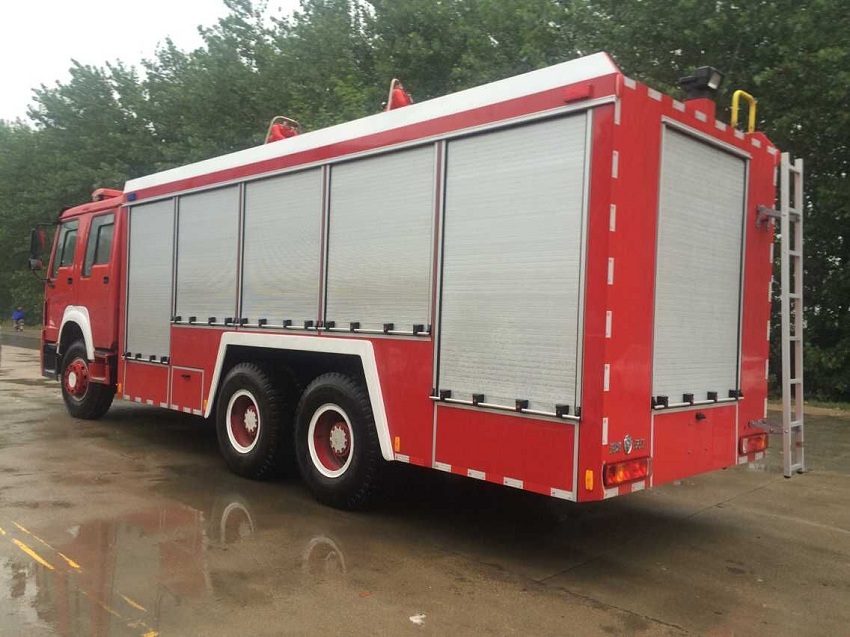 重汽豪沃后八輪消防車尾部側(cè)面圖片