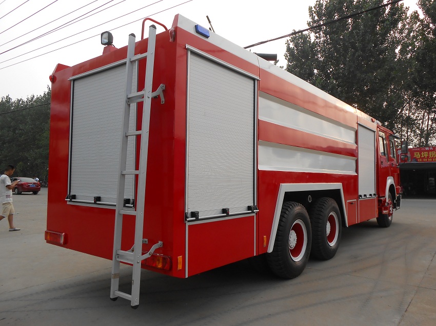 重汽豪沃10-12方后八輪不銹鋼水罐泡沫消防車尾部側(cè)面高清方位圖片