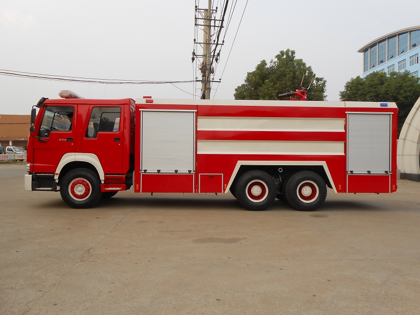 重汽豪沃10-12方后八輪不銹鋼水罐泡沫消防車側(cè)面圖片
