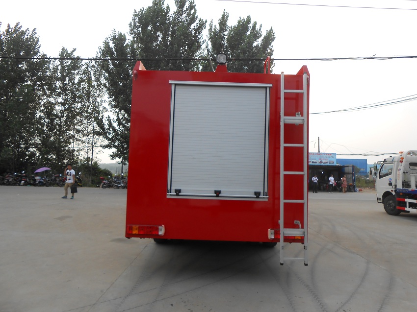 重汽豪沃10-12方后八輪不銹鋼水罐泡沫消防車尾部高清方位圖片