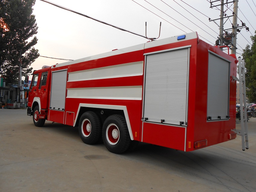 重汽豪沃10-12方后八輪不銹鋼水罐泡沫消防車尾部側(cè)面高清圖片