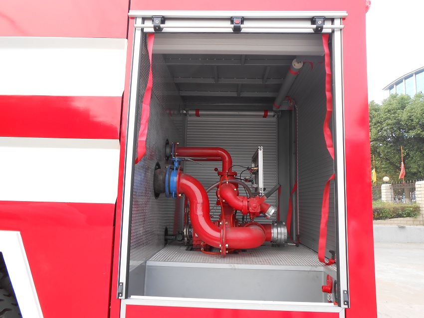 重汽豪沃10-12方后八輪不銹鋼水罐泡沫消防車尾部側(cè)面車體細(xì)節(jié)方位圖片