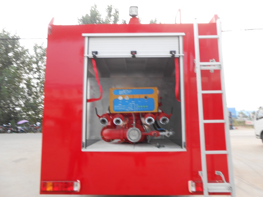 重汽豪沃10-12方后八輪不銹鋼水罐泡沫消防車尾部細(xì)節(jié)方位圖片