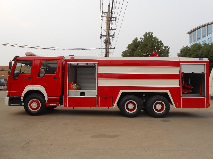重汽豪沃10-12方后八輪不銹鋼水罐泡沫消防車尾部側(cè)面展開高清圖片